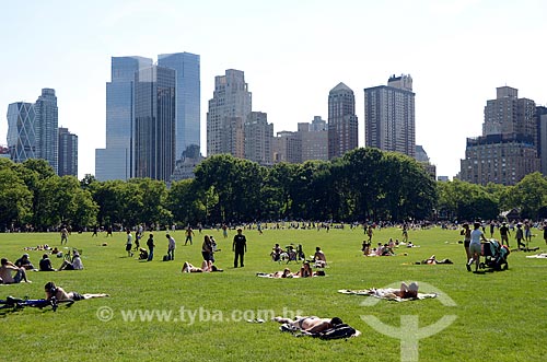  Assunto: Pessoas tomando sol no Central Park / Local: Manhattan - Nova Iorque - Estados Unidos - América do Norte / Data: 06/2011 