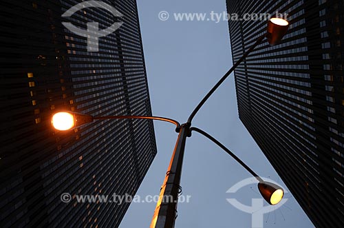  Assunto: Poste de iluminação em rua da cidade de Nova Iorque / Local: Manhattan - Nova Iorque - Estados Unidos - América do Norte / Data: 05/2012 