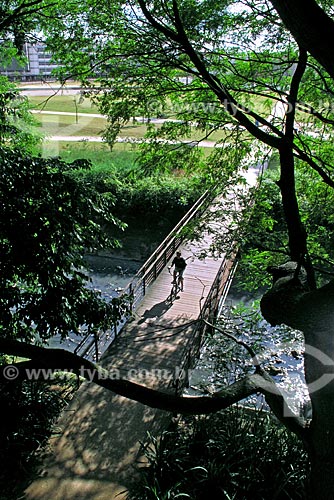  Assunto: Menino atravessando de bicicleta uma ponte no Parque da Juventude  / Local: Santana - São Paulo (SP) - Brasil / Data: 11/2009 