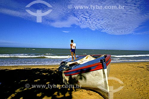  Assunto: Homem em barco na Praia de Manguinhos / Local: Serra - Espírito Santo (ES) - Brasil / Data: 1988 