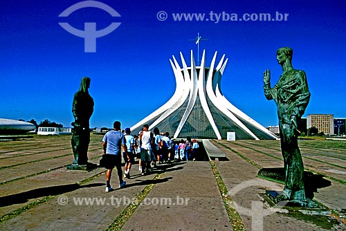 Assunto: Vista da Catedral Metropolitana de Nossa Senhora Aparecida (Catedral de Brasília)  / Local: Brasília - Distrito Federal (DF) - Brasil / Data: 2001 