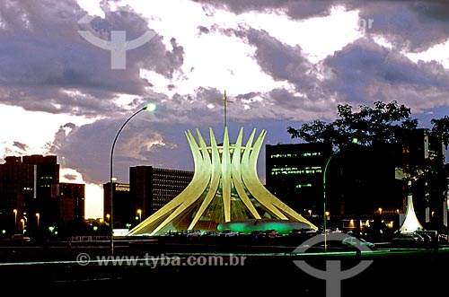  Assunto: Vista da Catedral Metropolitana de Nossa Senhora Aparecida (Catedral de Brasília)  / Local: Brasília - Distrito Federal (DF) - Brasil / Data: 2001 