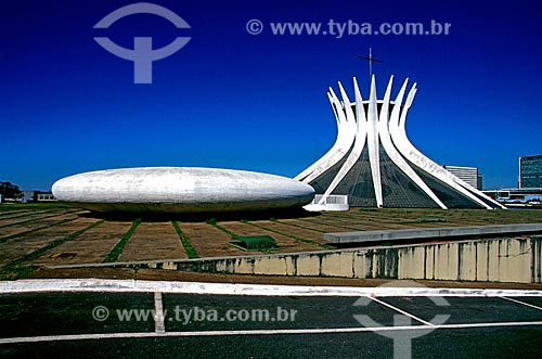  Assunto: Vista da Catedral Metropolitana de Nossa Senhora Aparecida (Catedral de Brasília)  / Local: Brasília - Distrito Federal (DF) - Brasil / Data: 2001 