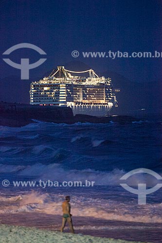  Assunto: Navio Transatlântico aguardando a queima de fogos na Praia de Copacabana / Local: Copacabana - Rio de Janeiro (RJ) - Brasil / Data: 12/2012 