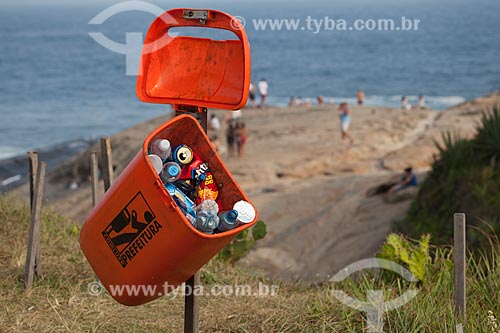  Assunto: Lixeira com garrafas de água e latas de cerveja com a Pedra do Arpoador ao fundo / Local: Ipanema - Rio de Janeiro (RJ) - Brasil / Data: 01/2013 