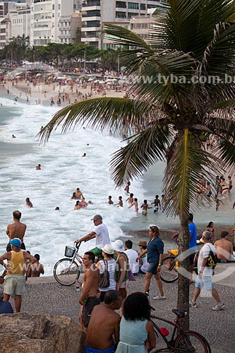  Assunto: Pessoas na orla da Praia do Arpoador / Local: Ipanema - Rio de Janeiro (RJ) - Brasil / Data: 01/2013 