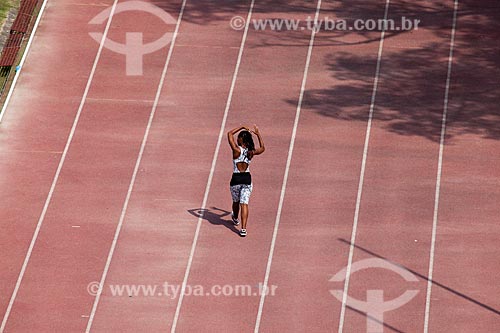  Assunto: Mulher andando na pista de atletismo Estádio de Atletismo Célio de Barros / Local: Maracanã - Rio de Janeiro (RJ) - Brasil / Data: 12/2012 