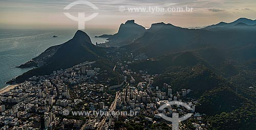  Assunto: Vista aérea da Gávea e do Leblon com Morro Dois Irmãos e Pedra da Gávea ao fundo / Local: Rio de Janeiro (RJ) - Brasil / Data: 12/2012 