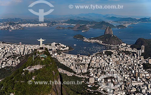  Assunto: Vista aérea do Cristo Redentor  ao fundo Pão de Açúcar e Baía de Guanabara / Local: Rio de Janeiro (RJ) - Brasil / Data: 12/2012 