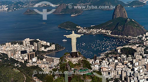  Assunto: Vista aérea do Cristo Redentor  ao fundo Pão de Açúcar e Baía de Guanabara / Local: Rio de Janeiro (RJ) - Brasil / Data: 12/2012 