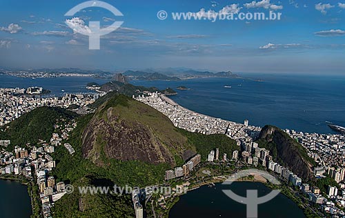  Assunto: Vista aérea do Morro dos Cabritos com Copacabana e Pão de Açúcar ao fundo / Local: Rio de Janeiro (RJ) - Brasil / Data: 12/2012 