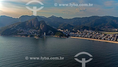  Assunto: Vista aérea do Leblon, da Favela do Vidigal e do Morro Dois Irmãos / Local: Leblon - Rio de Janeiro (RJ) - Brasil / Data: 12/2012 