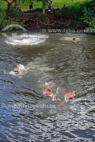  Assunto: Pessoas nadando no Rio Tietê / Local: Barra Bonita - São Paulo (SP) - Brasil / Data: 01/2009 