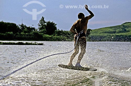  Assunto: Homem praticando esqui aquático / Local: São Paulo (SP) - Brasil / Data: 1993 