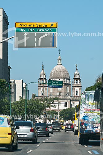  Assunto: Transito na Avenida Presidente Vargas com a Igreja de Nossa Senhora da Candelária ao fundo / Local: Centro - Rio de Janeiro (RJ) - Brasil / Data: 11/2012 