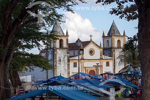  Assunto: Barracas de feira livre com a Igreja de São Salvador do Mundo - também conhecida como Igreja da Sé (século XVI) ao fundo / Local: Olinda - Pernambuco (PE) - Brasil / Data: 01/2013 