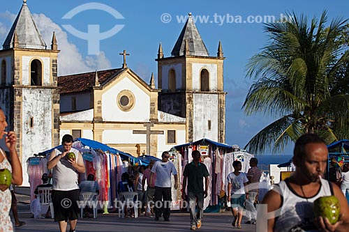  Assunto: Barracas de artesanato com a Igreja de São Salvador do Mundo - também conhecida como Igreja da Sé (século XVI) ao fundo / Local: Olinda - Pernambuco (PE) - Brasil / Data: 01/2013 