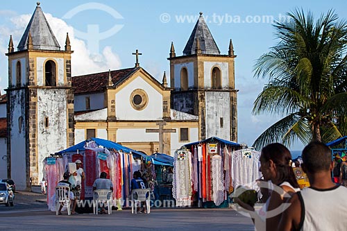  Assunto: Barracas de artesanato com a Igreja de São Salvador do Mundo - também conhecida como Igreja da Sé (século XVI) ao fundo / Local: Olinda - Pernambuco (PE) - Brasil / Data: 01/2013 