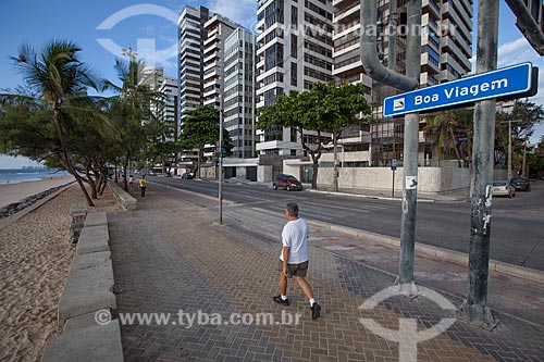  Assunto: Pessoa caimnhando no calçadão da Praia da Boa Viagem / Local: Boa Viagem - Recife - Pernambuco (PE) - Brasil / Data: 01/2013 