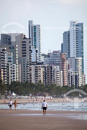 Assunto: Pessoas caminhando na areia da Praia da Boa Viagem / Local: Boa Viagem - Recife - Pernambuco (PE) - Brasil / Data: 01/2013 
