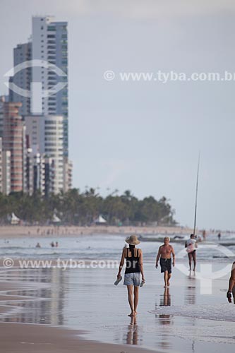  Assunto: Pessoas caminhando na areia da Praia da Boa Viagem / Local: Boa Viagem - Recife - Pernambuco (PE) - Brasil / Data: 01/2013 