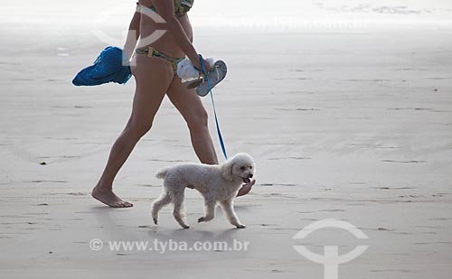  Assunto: Mulher caminhando na areia da Praia da Boa Viagem com seu cachorro / Local: Boa Viagem - Recife - Pernambuco (PE) - Brasil / Data: 01/2013 