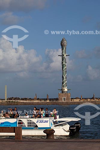  Assunto: Pessoas em uma balsa no dique do Porto de Recife com o Parque das Esculturas ao fundo / Local: Recife - Pernambuco (PE) - Brasil / Data: 01/2013 