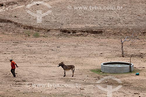  Assunto: Reservatório de água no período da seca no Sítio Pesqueira Velha / Local: Próximo à Arcoverde - Pernambuco (PE) - Brasil / Data: 01/2013 