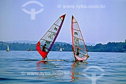  Assunto: Prática de windsurf em praia da represa de Guarapiranga / Local: São Paulo (SP) - Brasil / Data: 1998 