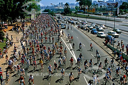  Assunto: Ciclistas durante o Passeio Ciclístico da Primavera / Local: São Paulo (SP) - Brasil / Data: 1984 