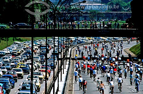  Assunto: Ciclistas durante o Passeio Ciclístico da Primavera / Local: São Paulo (SP) - Brasil / Data: 1984 