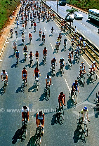  Assunto: Ciclistas durante o Passeio Ciclístico da Primavera / Local: São Paulo (SP) - Brasil / Data: 1984 