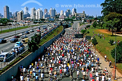  Assunto: Ciclistas durante o Passeio Ciclístico da Primavera / Local: São Paulo (SP) - Brasil / Data: 1984 