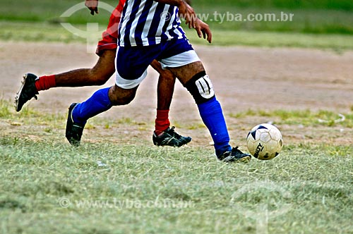  Assunto: Pessoas jogando futebol no Parque ecológico do Tietê / Local: São Paulo (SP) - Brasil / Data: 01/2006 