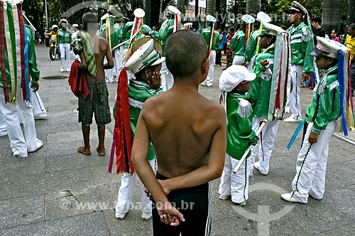  Assunto: Meninos de rua durante festa folclórica congada na Praça da Sé / Local: São Paulo (SP) - Brasil / Data: 03/2006 