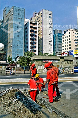  Assunto: Trabalhadores realizando obra na rua da Consolação / Local: São Paulo (SP) - Brasil / Data: 07/2004 
