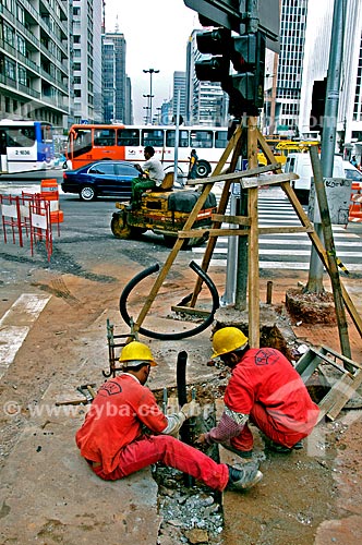  Assunto: Trabalhadores realizando obra na rua da Consolação / Local: São Paulo (SP) - Brasil / Data: 07/2004 