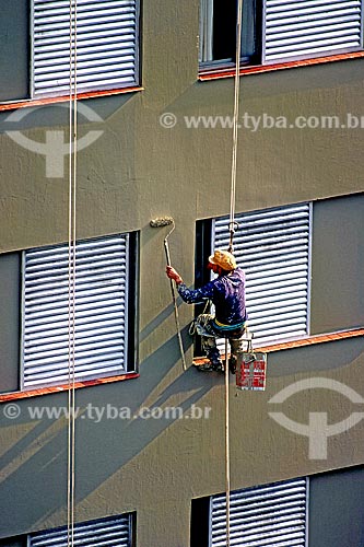  Assunto: Homem pintando parede de edifício / Local: São Paulo (SP) - Brasil / Data: 2000 