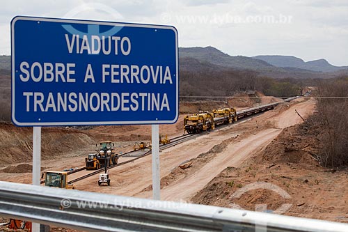  Assunto: Placa sobre a Ferrovia Nova Transnordestina próximo à Betânia / Local: Betânia - Pernambuco (PE) - Brasil / Data: 01/2013 