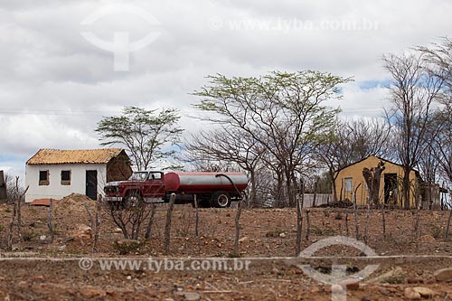  Assunto: Pequena propriedade rural - entre as cidades de Flores e Carnaíba - sendo abastecida de água por caminhão pipa no período da seca / Local: Carnaíba - Pernambuco (PE) - Brasil / Data: 01/2013 