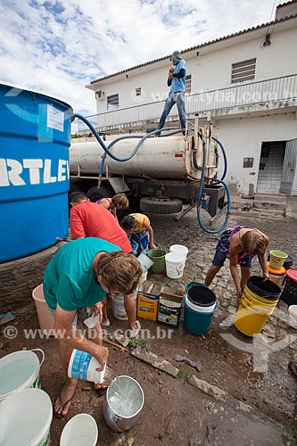  Assunto: Distribuição de água da Operação Pipa pela COMPESA / Local: São José do Egito - Pernambuco (PE) - Brasil / Data: 01/2013 