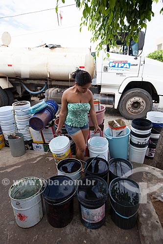  Assunto: Distribuição de água da Operação Pipa pela COMPESA / Local: São José do Egito - Pernambuco (PE) - Brasil / Data: 01/2013 