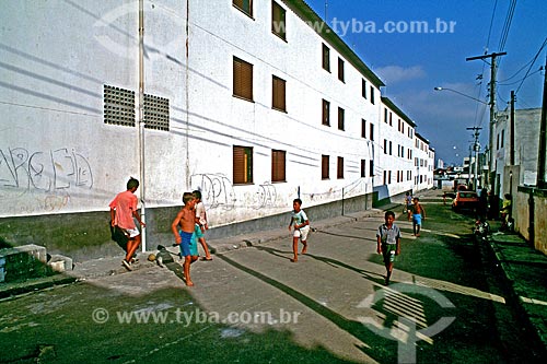 Assunto: Crianças brincando em conjunto residencial na comunidade de Heliópolis / Local: São Paulo (SP) - Brasil / Data: 1994 