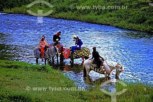  Assunto: Cavaleiros em rio durante a Festa do Divino / Local: Pirenópolis - Goiás  (GO) - Brasil / Data: 1992 