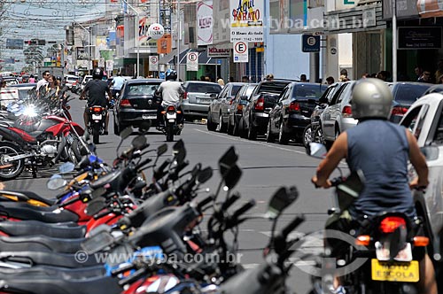  Assunto: Motocicletas e carros estacionados na Rua Nhonhô Livramento / Local: Monte Alto - São Paulo (SP) - Brasil / Data: 01/2013 