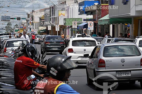  Assunto: Motocicletas e carros estacionados na Rua Nhonhô Livramento / Local: Monte Alto - São Paulo (SP) - Brasil / Data: 01/2013 