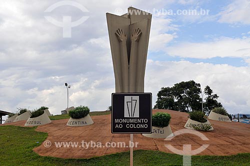  Assunto: Monumento ao Colono (1992) - também conhecido como Mão do Braz / Local: Dourados - Mato Grosso do Sul (MS) - Brasil / Data: 11/2012 