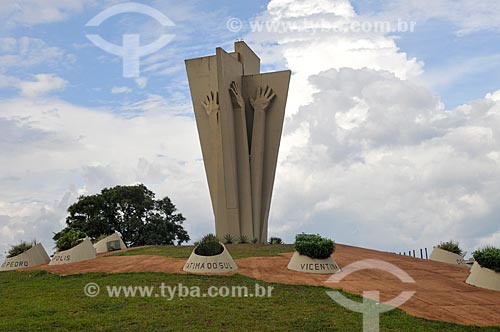  Assunto: Monumento ao Colono (1992) - também conhecido como Mão do Braz / Local: Dourados - Mato Grosso do Sul (MS) - Brasil / Data: 11/2012 