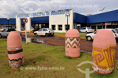  Assunto: Artesanato em cerâmica em frente à Prefeitura Municipal de Dourados / Local: Dourados - Mato Grosso do Sul (MS) - Brasil / Data: 11/2012 