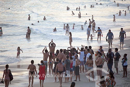  Assunto: Banhistas aplaudindo o pôr do sol na Praia de Ipanema / Local: Ipanema - Rio de Janeiro (RJ) - Brasil / Data: 02/2013 